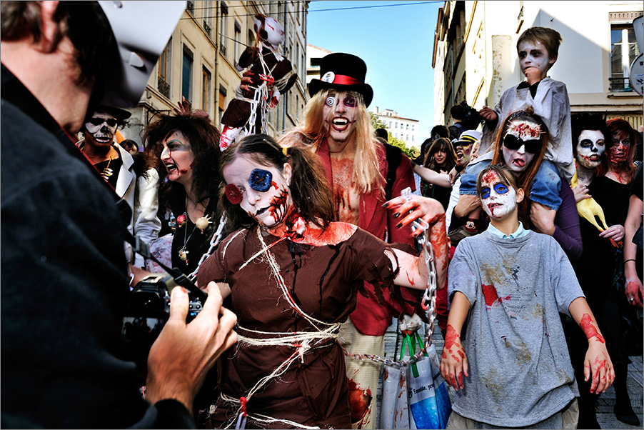 Se livrant à d’ignominieuses pantomimes.