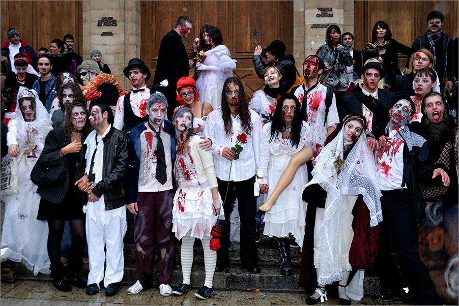 Derrière l'écran fumeux de la fête funèbre...